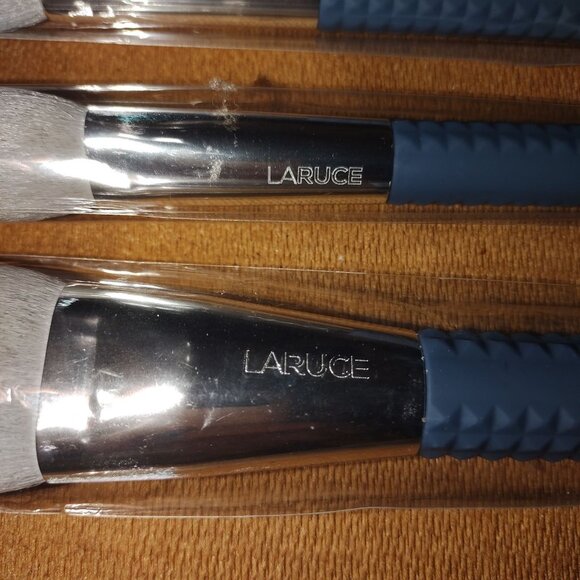 5-LARUCE Durable/professional-grade brushes for precise makeup application-NEW - Picture 4 of 5
